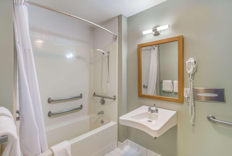 Bathroom 4, Quality Inn & Suites Gorham Riverside, Coos