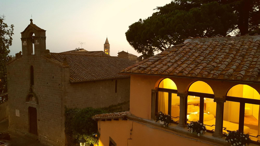 Exterior & Views