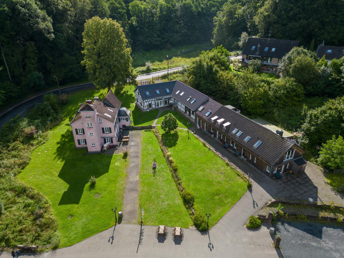 Exterior view 3, Ruhige Apartments mit guter Bahnanbindung und Kuchennutzung, Rheinisch-Bergischer Kreis