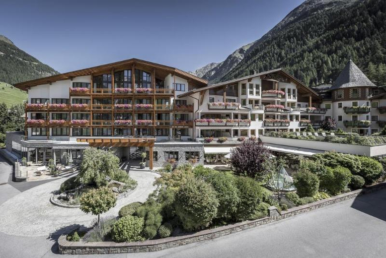 Exterior & Views 1, Das Central – Alpine . Luxury . Life, Imst
