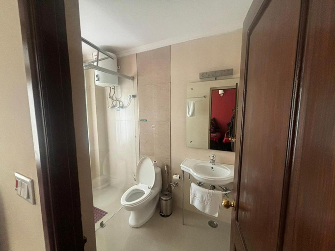 Bathroom 4, Serkong House, Kangra