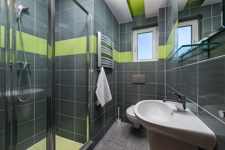 Bathroom 4, Przystan Rozewie, Puck
