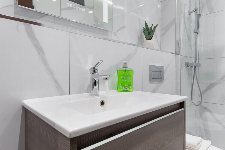 Bathroom 3, Bright Studio Retreat in Golders Green, London
