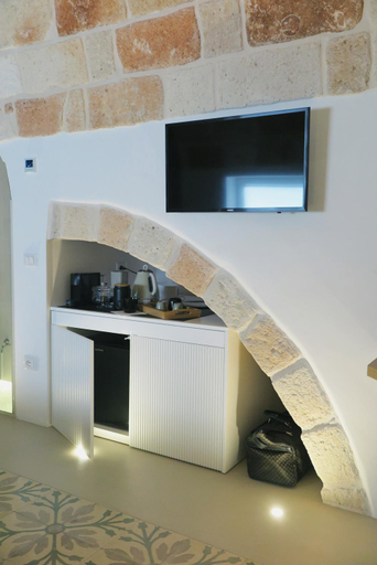 Facilities, La Volpe e l'Uva, Bari