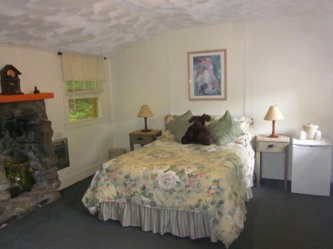 Bedroom 2, Brookside Motel & Cabins, Warren