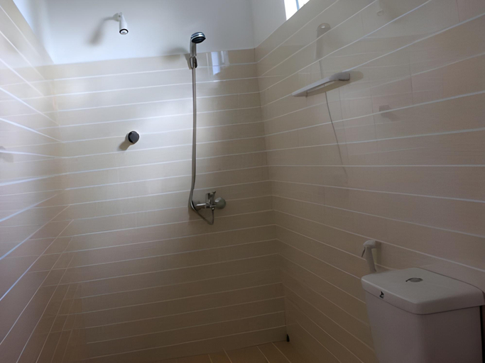 Bathroom 2, Tharusha Holiday Inn, Galle Four Gravets