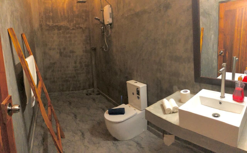 Bathroom 5, Surf Gangs Hotel, Pothuvil