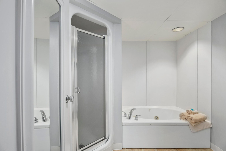 Bathroom 4, Top Floor Master Suite Bay View, Cecil