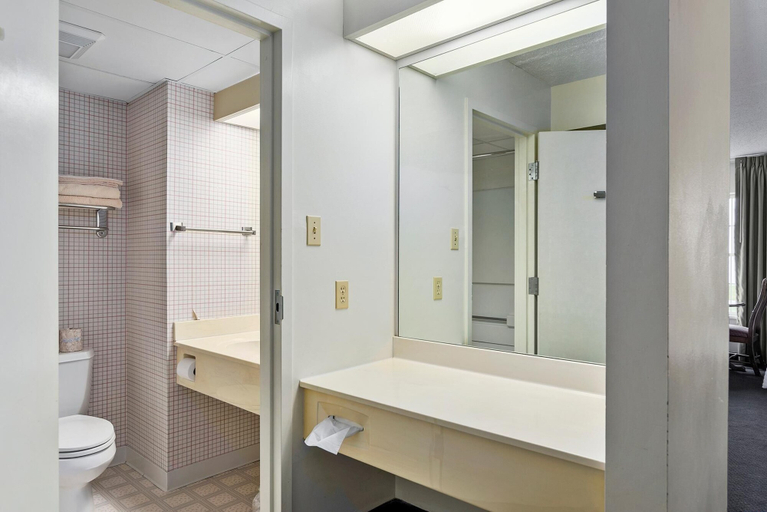Bathroom, Second Floor East Standard Deluxe, Cecil