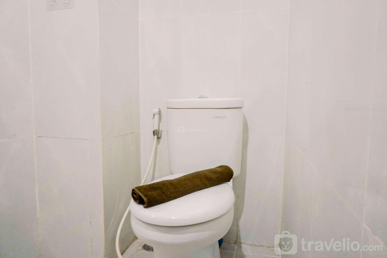 Bathroom 3, Best Deal Studio at Serpong Garden By Travelio, Tangerang