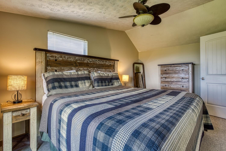 Bedroom 2, Breathtaking View, Hot Tub, Free Tickets, Fire Pit, WIFI!!!, Sevier