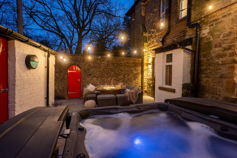Sport & Beauty, Hob Hurst - Spacious 4 Bed Apt Hot Tub & Courtyard, Derbyshire