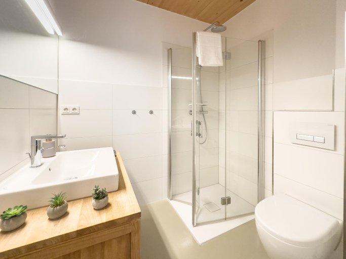 Bathroom 4, Ruhige Apartments mit guter Bahnanbindung und Kuchennutzung, Rheinisch-Bergischer Kreis