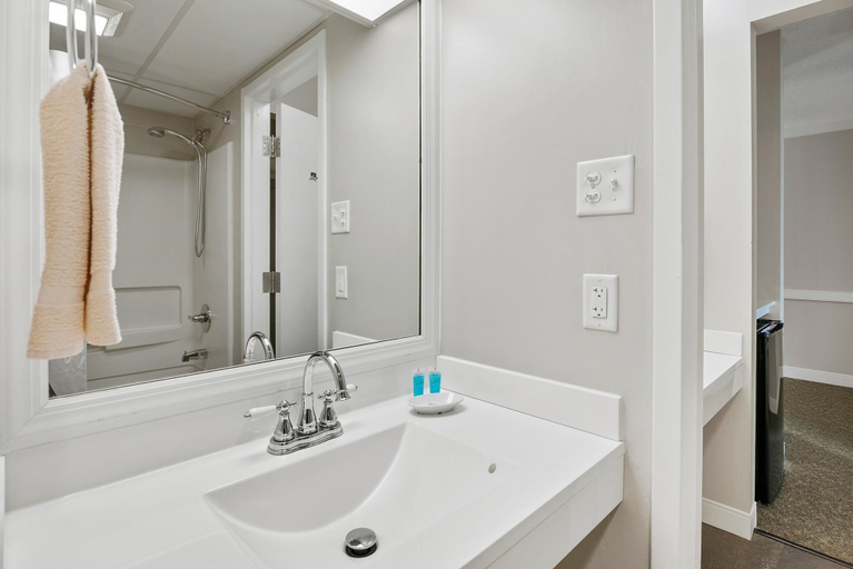 Bathroom, Second Floor Deluxe Suite Bay View, Cecil