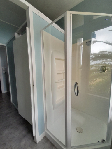 Bathroom 4, Noah's Ark Flashpacker, Grey