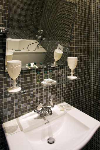 Bathroom 4, Le Meurice, Alpes-Maritimes