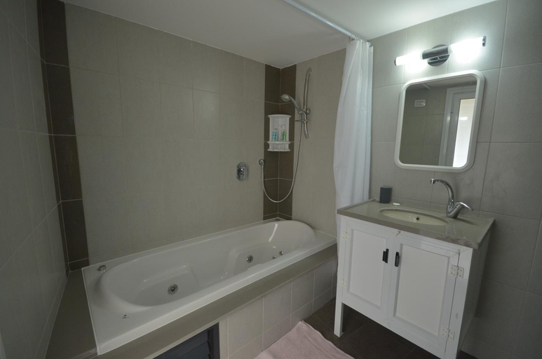 Bathroom 5, Zimmer Monte