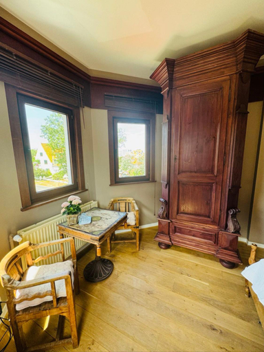 2, Ruime slaapkamers met badkamers in Belle Epoquevilla- concessiewijk De Haan, West-Vlaanderen