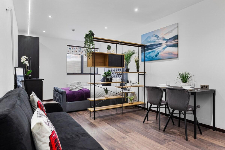 Others 5, Bright Studio Retreat in Golders Green, London