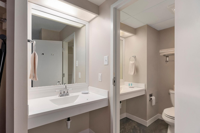 Bathroom, Center Parlor Room at Sandy Cove, Cecil