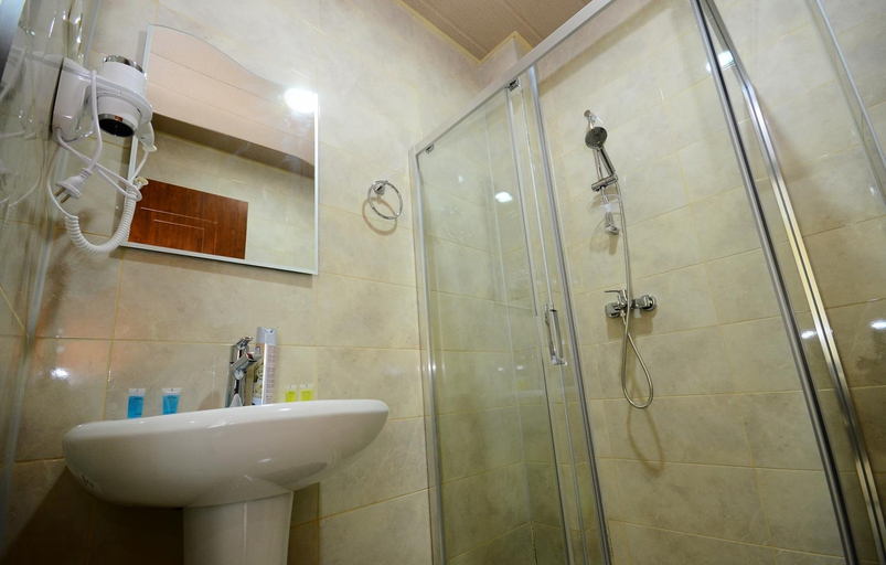 Bathroom 3, Hotel 725 B, Batumi