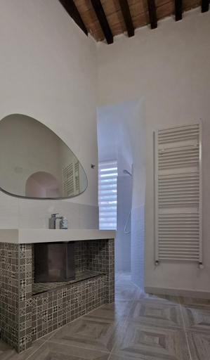 Bathroom 3, Victoria Secret Garden, Pisa