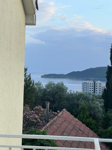 Others 5, Villa M