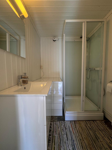 Bathroom 2, Sakrisøy Rorbuer, Moskenes