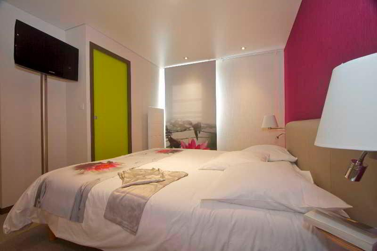 Bedroom 2, Hotel Novalis Quimperle, Finistère