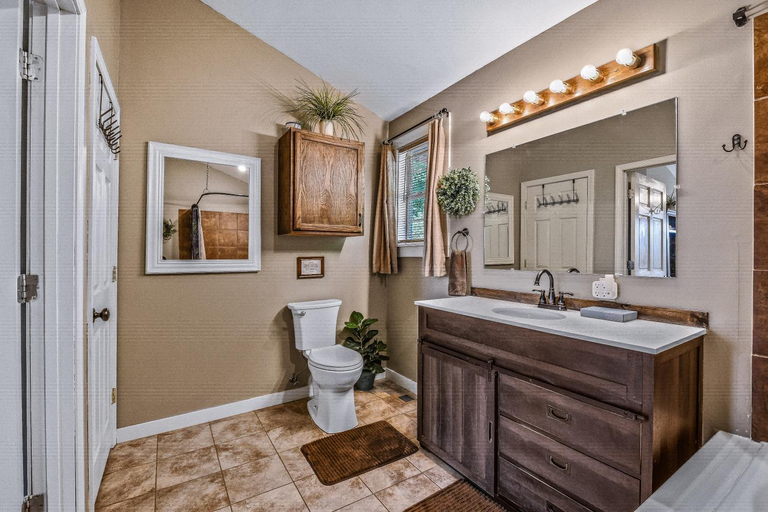 Bathroom 1, Roundtop Mountain Ridge cabin, Sevier