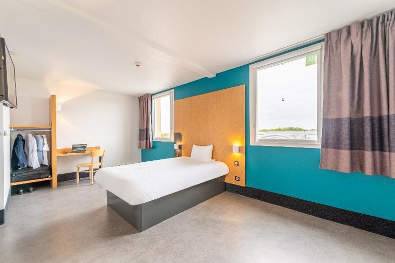 Bedroom 2, B&B HOTEL Lieusaint Carre Senart, Seine-et-Marne