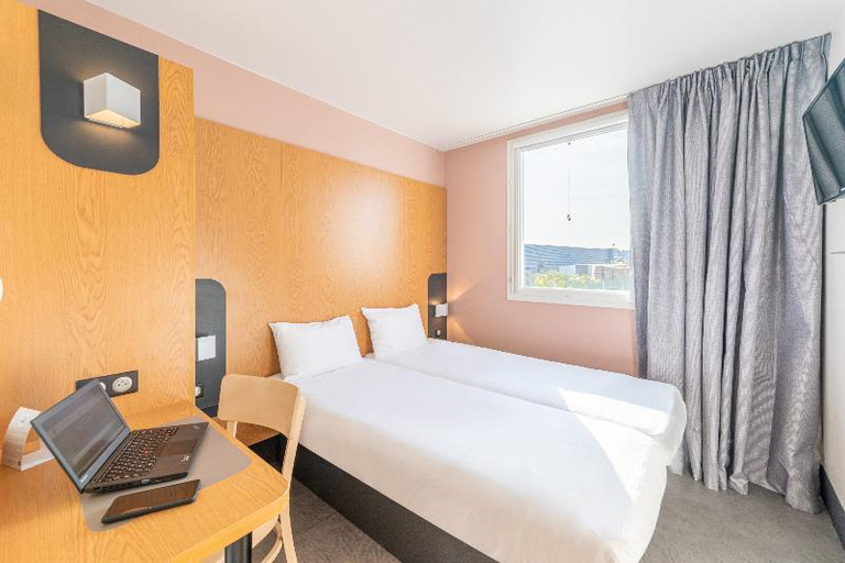 Bedroom 2, B&B HOTEL Lieusaint Carre Senart, Seine-et-Marne