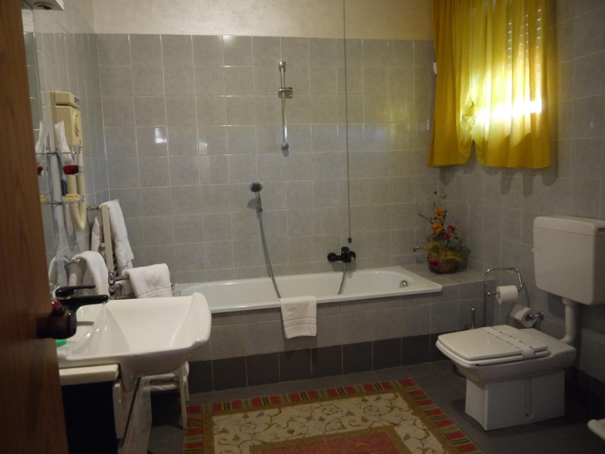 Bathroom, Hotel La Ruota, Cuneo