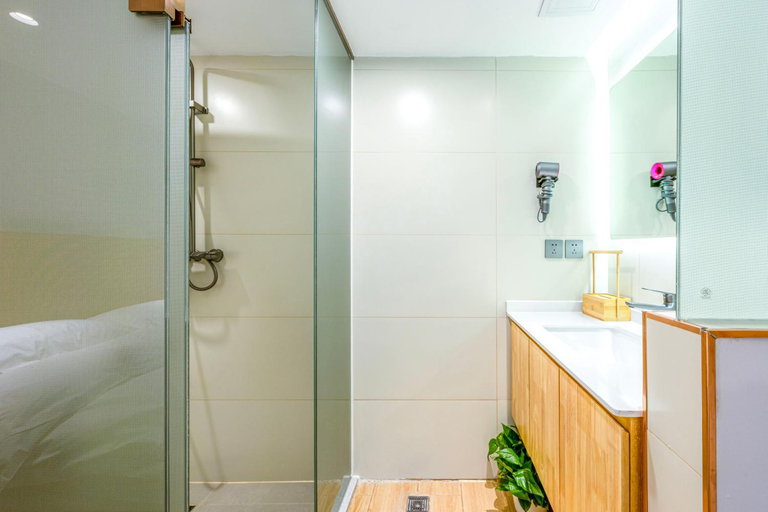 Bathroom 4, The Hutong Courtyard丨Authentic Beijing Hutong丨Walk to Forbidden & Square丨Fast unlimited Wi-Fi丨Ticket, Beijing