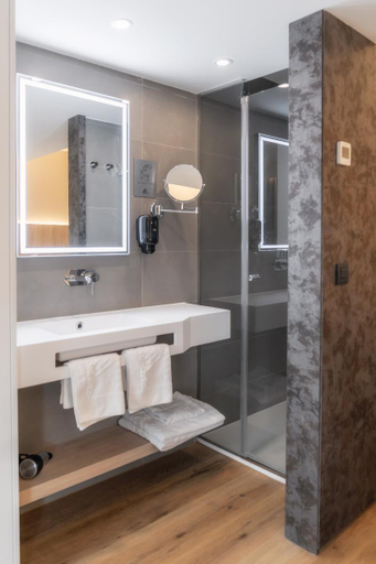 Bathroom 5, Montarto, Lleida