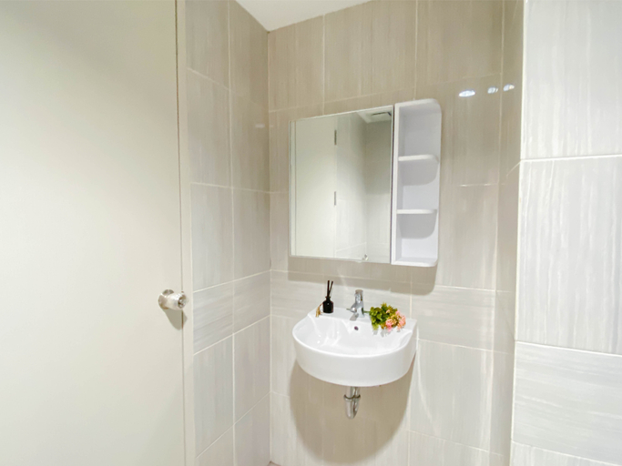 Bathroom 5, Warm and Homey 1BR Apartment Vasanta Innopark By Travelio, Cikarang