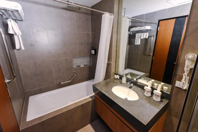 Bathroom 5, Sotogrande Hotel and Convention Center Batangas, Bauan