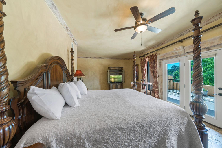 Bedroom 2, Blanco Riverside Cottages, Blanco