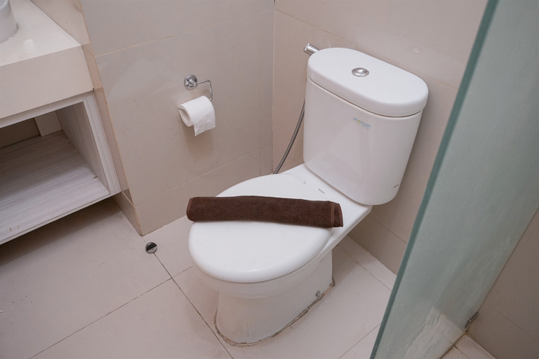 Bathroom 5, Cozy Studio Apartment Tree Park City BSD By Travelio, Tangerang Selatan