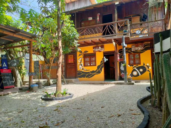 Others 3, Al Carajo House Backpackers Host, Santa Elena