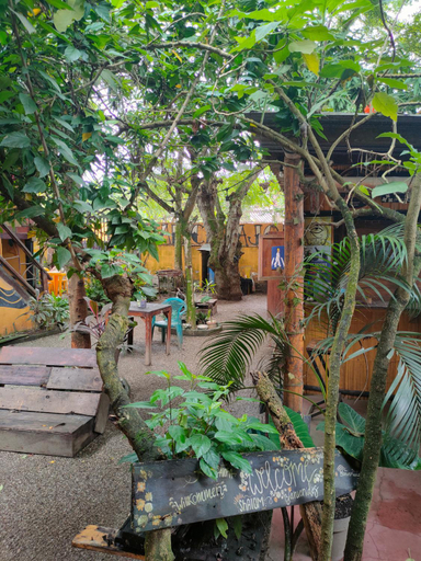 Others 2, Al Carajo House Backpackers Host, Santa Elena