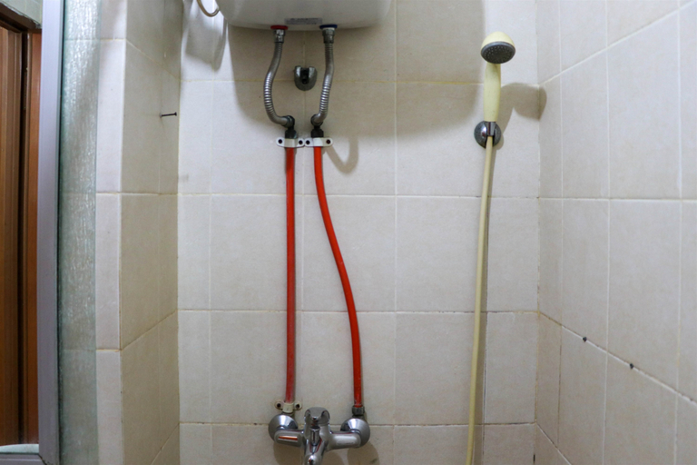 Bathroom 5, Strategic 2BR at Maple Park Sunter Apartment By Travelio, Jakarta Utara