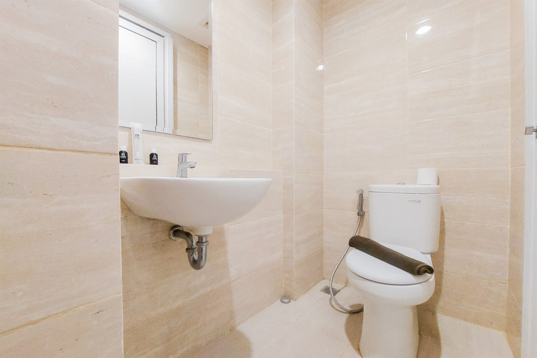 Bathroom 5, Minimalist and Nice Studio at Springwood Residence Tangerang Apartment By Travelio, Tangerang