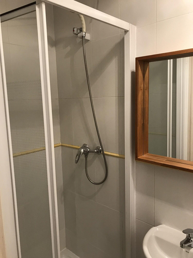 Bathroom 4, Hostal Apolo Xi, Madrid