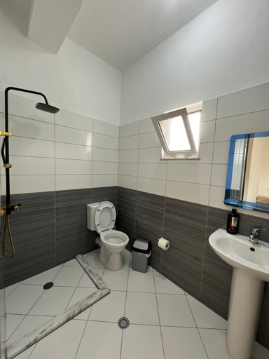 Bathroom, Hotel Apostoli, Përmetit