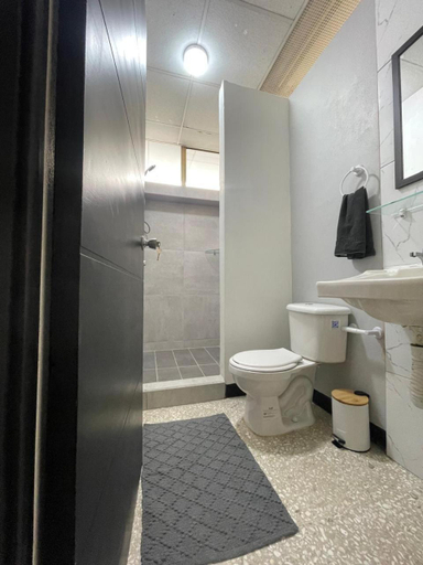 Bathroom 3, San Jose Downtown Suites, San José