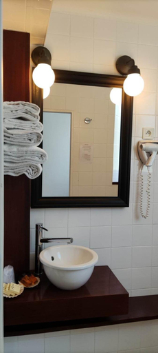 Bathroom 3, Le Relais des Iles, Manche