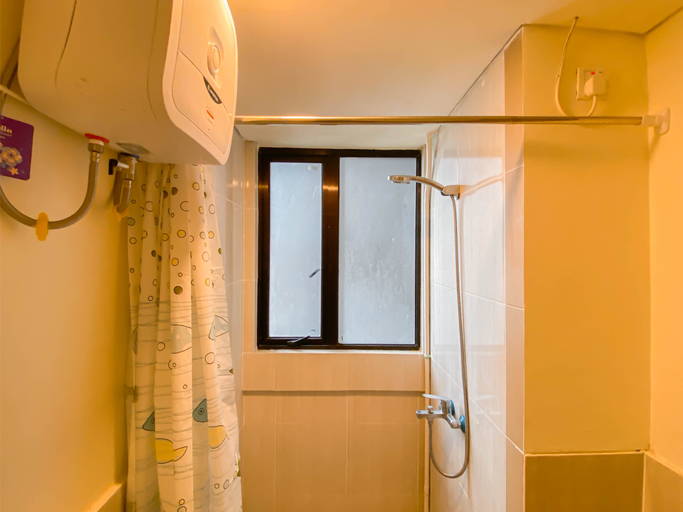 Bathroom 5, Relaxing Studio Room at Meikarta Apartment By Travelio, Cikarang