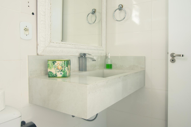 Bathroom 3, Isondu Geriba, Armação dos Búzios