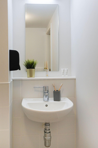 Bathroom 4, Grangegorman House, Dublin